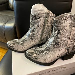 size 6 snake style side zip booties